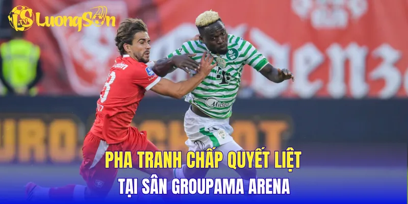 Pha tranh chấp quyết liệt tại sân Groupama Arena